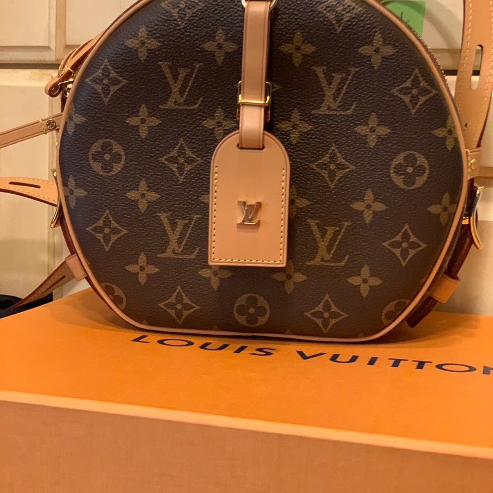 Authentic Louis Vuitton boite chapeau souple.